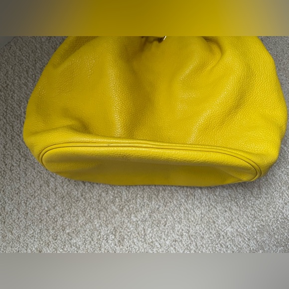 Marc by Marc Jacobs 2 way drawstring leather bag in yellow colour - Picture 5 of 10
